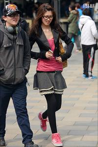 利来w6600开户网站 舞台照明と音楽は彼女が他人から買い取ったもので、まだ爪が残っている