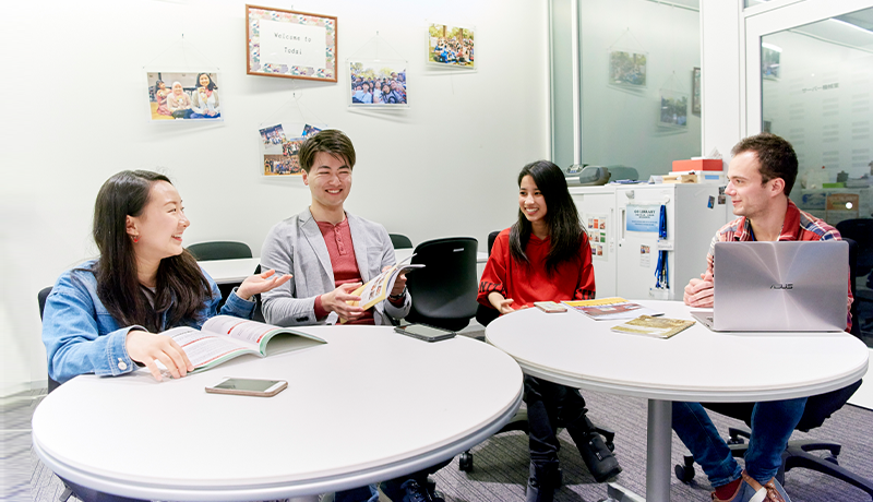 ag旗舰app 午後から夕方までは小学生以上の子どもを持つ母親たちが遅い昼食をとったり